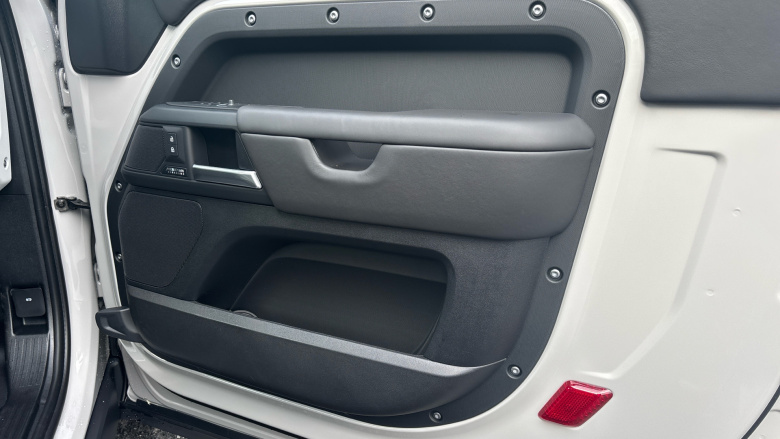 Land Rover Defender 3.0 D350 X-Dynamic HSE 90 3dr Auto Diesel Estate